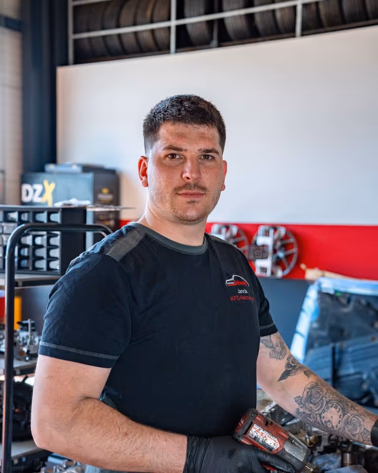 Porträt von Jannik, Kfz-Meister im Autohaus Schmid in Tengen