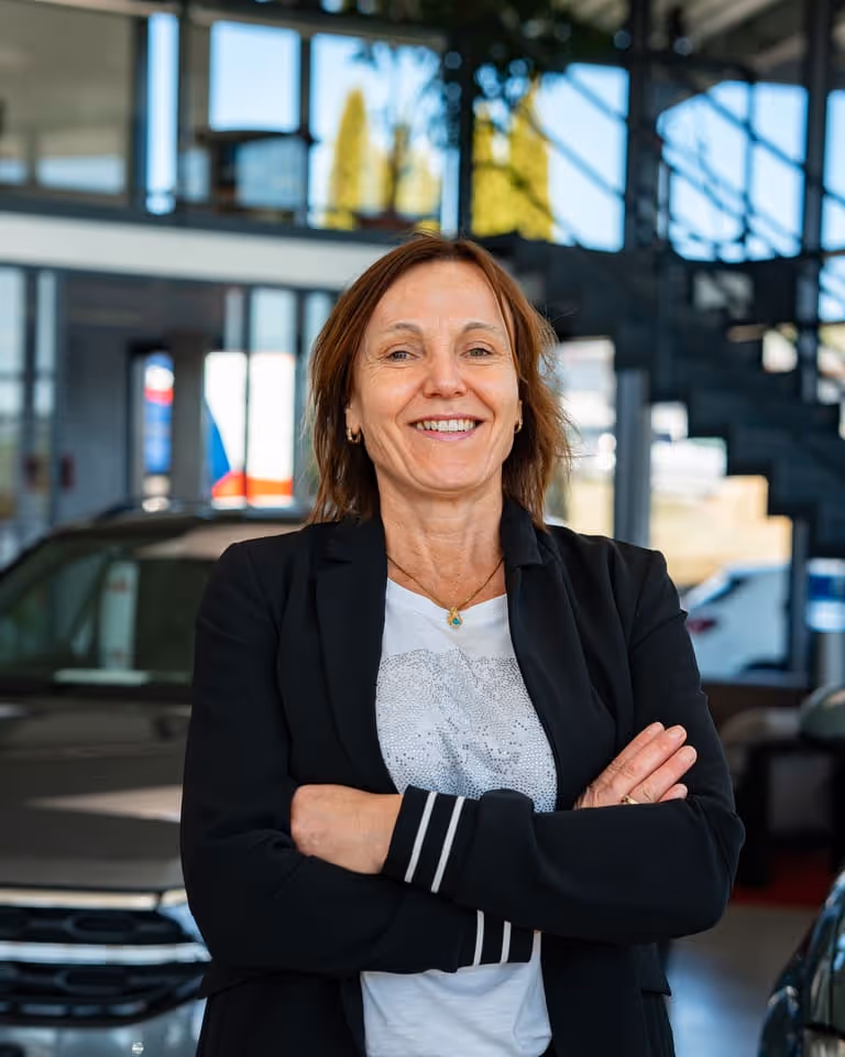 Porträt von Roswitha Schmid, Verkaufsberaterin im Autohaus Schmid in Tengen