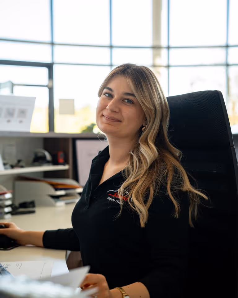 Porträt von Marjana, Serviceassistentin im Autohaus Schmid in Tengen