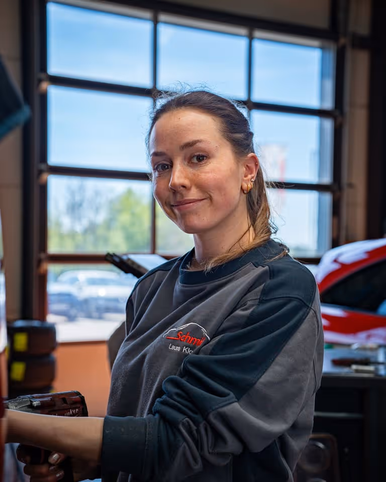 Porträt von Laura, Kfz-Mechatronikerin im Autohaus Schmid in Tengen