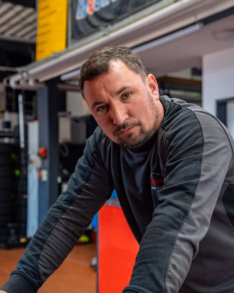 Porträt von Alexandr, Kfz-Mechaniker im Autohaus Schmid in Tengen