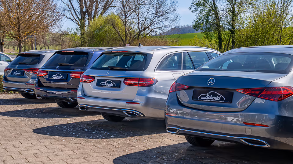 Mehrere Mercedes-Fahrzeuge in einer Reihe auf dem Außengelände des Autohauses