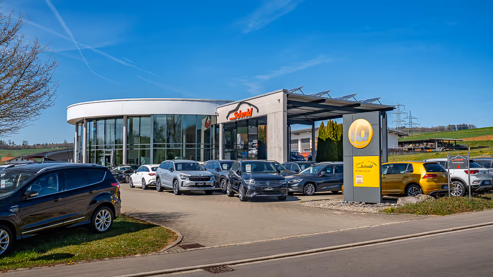 Betriebsgelände vom Autohaus Schmid in Tengen mit rundem Glasbau und Fahrzeugen auf dem Hof