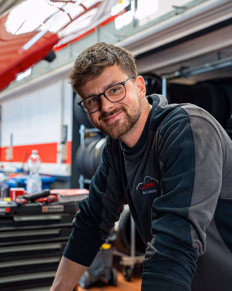 Porträt von Martin, Kfz-Mechatroniker im Autohaus Schmid in Tengen
