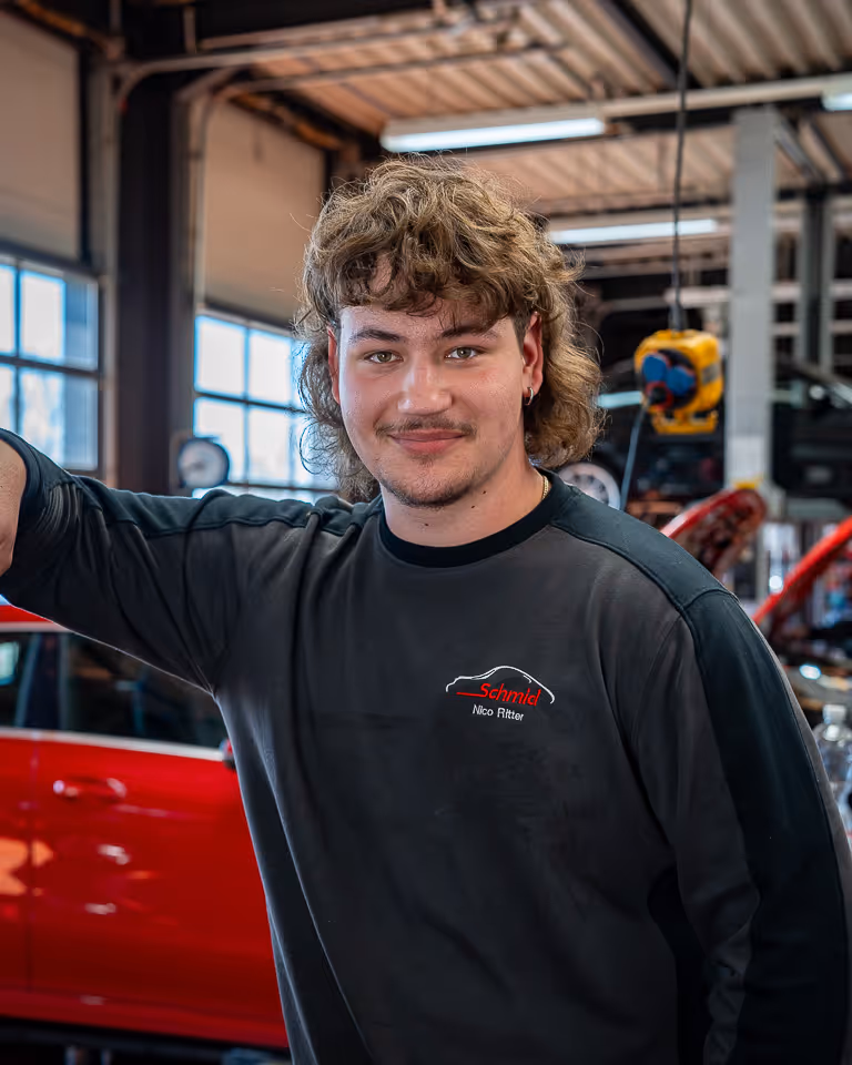 Porträt von Nico, Auszubildender Kfz-Mechatroniker im Autohaus Schmid in Tengen