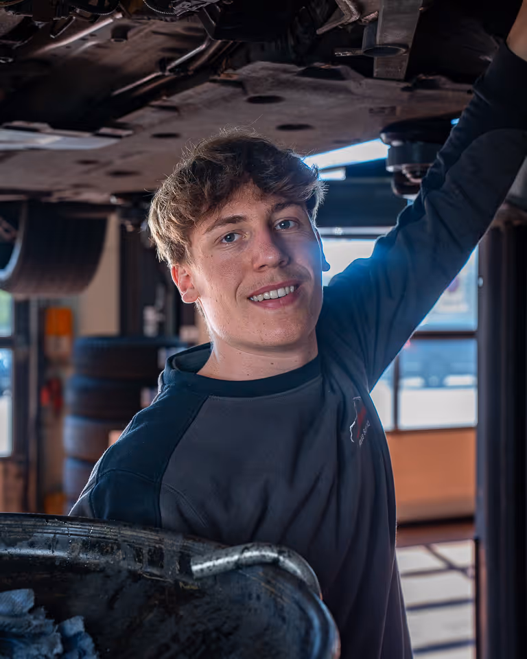 Porträt von Marius, Auszubildender Kfz-Mechatroniker im Autohaus Schmid in Tengen